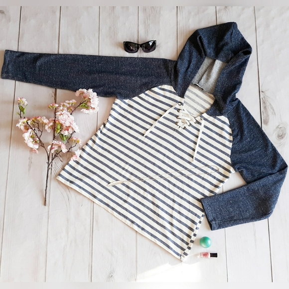 Venus Striped Lace-up Hoodie - Picture 3 of 7